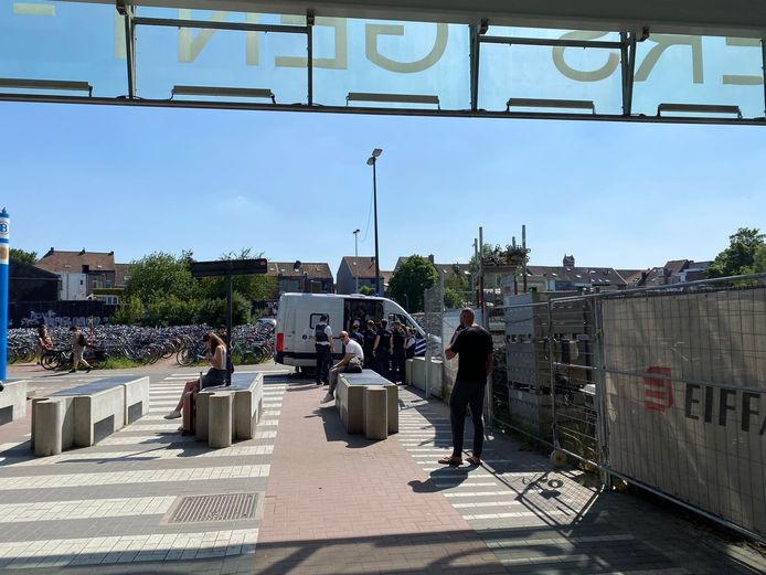 De politie is aanwezig aan het station van Gent Sint-Pieters.