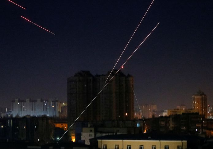 De Oekraïense strijders proberen Russische drones uit de lucht te schieten in Kiev.