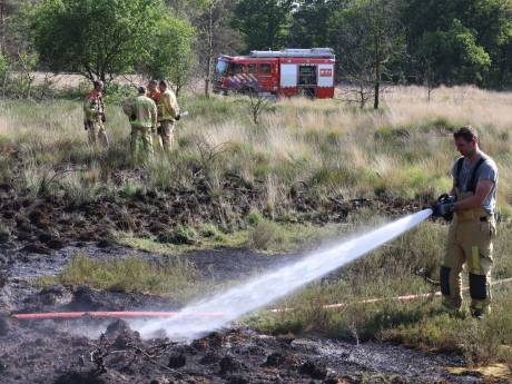 Brandweer blust heidebrand in Best, gebied wordt nat gehouden om oplaaien vuur te voorkomen