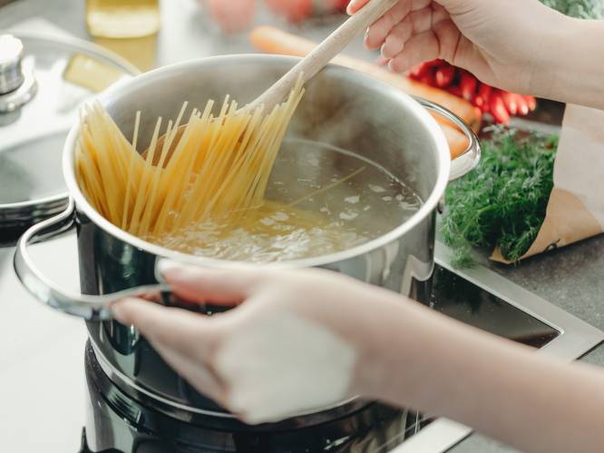 Waarom je champignons best mag afspoelen, maar gekookte pasta absoluut niet