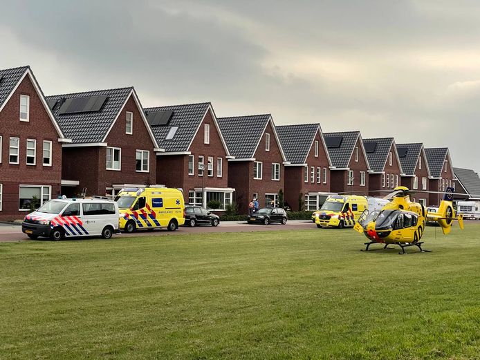 De traumahelikopter aan De Grutto in Wierden.