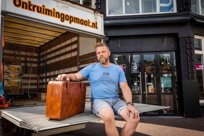 Jeroen van der Meer voor zijn winkel in het centrum van Oldenzaal.