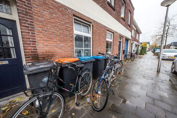 De eigenaar van een hal aan de Voortsweg laat het er niet bij zitten. Er is grote kamernood in Enschede en hij heeft een kant en klaar plan om zijn hal te verbouwen tot zes studio’s.
