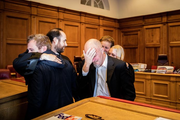 Na de uitspraak barst de Brakelse spoedarts in tranen uit. Zijn advocaten glunderen van geluk.