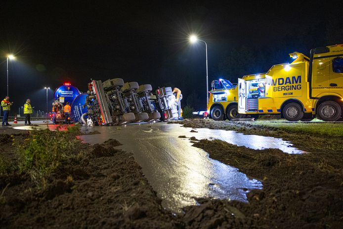 De gekantelde vrachtwagen zorgde voor een onaangenaam klusje voor de bergers.