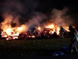 Grote stapel hooi vliegt in brand bij Rotterdamse luchthaven