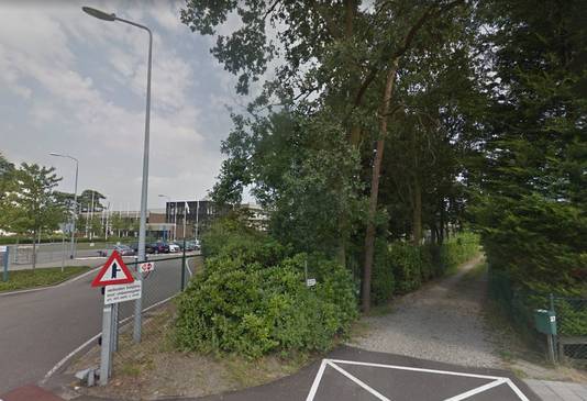 Aviolandalaan 27 in Hoogerheide met links bedrijventerrein Aviolanda en rechts de oprit van de woning van Jan Pertijs.