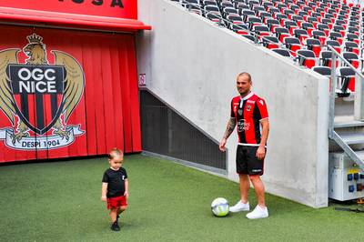 Wesley Sneijder heeft op veld Nice lol met zoontje Xess Xava