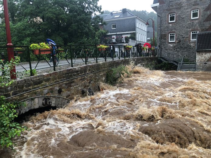 Het kolkende water van de Vesder in Eupen.