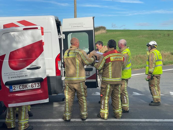 Automobiliste zwaargewond na frontale botsing met bestelwagen bpost in ...