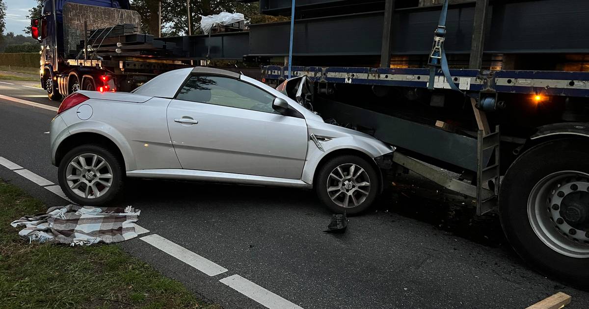 Verkeerschaos in Raalte door twee ongelukken: weg naar Heeten afgesloten.