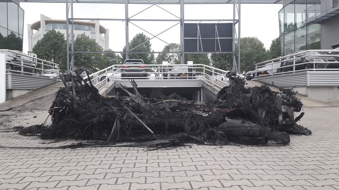 Van deze auto bleef weinig meer over.
