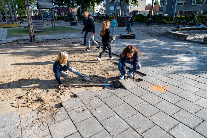 Basisschool Boemerang Tilburg. Isa van der Hoorn met schep, en Tess van Hest met steen in haar hand.