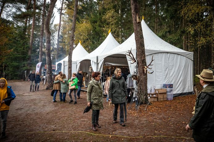Bezoekers hoppen van tent naar tent, en dan maakt het niet uit dat er af en toe een spatje regen valt.