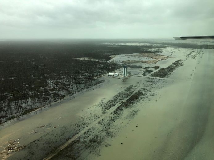 Ook de luchthaven van Marsh Harbour is getroffen. Grote delen werden door de orkaan blank gezet.
