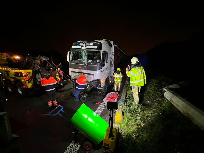 Een vrachtwagen ging vrijdagnacht door de middenberm en versperde urenlang minstens twee rijstroken.