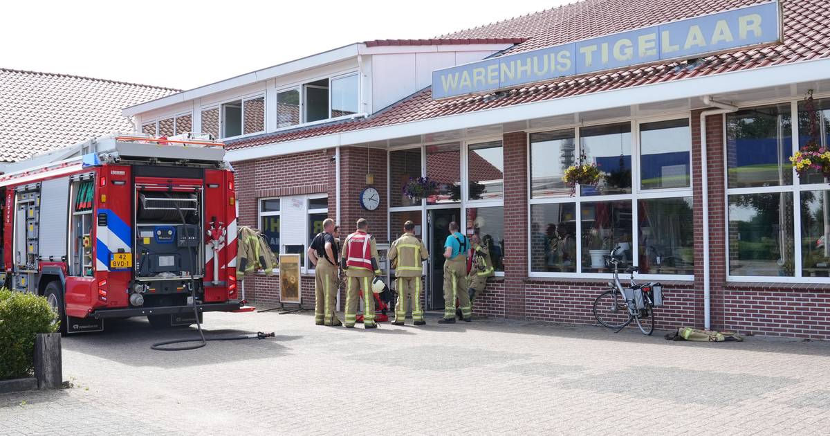 Brand in warenhuis aan de Rijksweg in Hoogersmilde snel onder controle