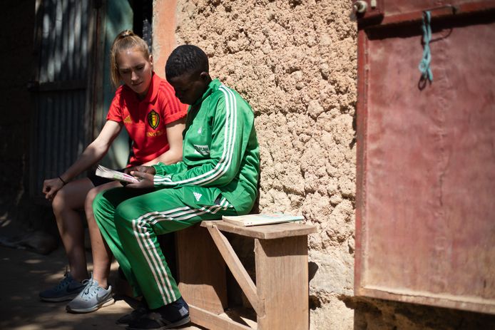 Janice Cayman met Lima, een Benins meisje van 17 dat via het project van Plan International België de kans krijgt om te voetballen. De Flames werden bij haar thuis met open armen ontvangen.