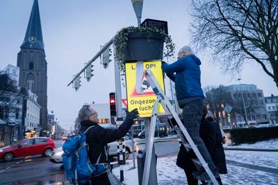 'Let op! Ongezonde lucht!' in Arnhem