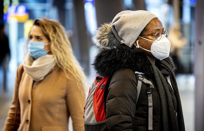 Le persone indossano maschere mediche al centro commerciale Amsterdamse Poort.