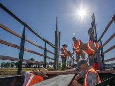 Met een brug lijkt Kasteel Wouw steeds meer op een echt kasteel: ‘Ze zijn maar wat blij met gekken als wij’