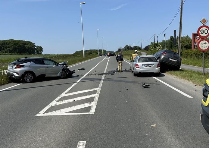 Zottegem: Door het ongeval bleef de N42 een tijdlang versperd.