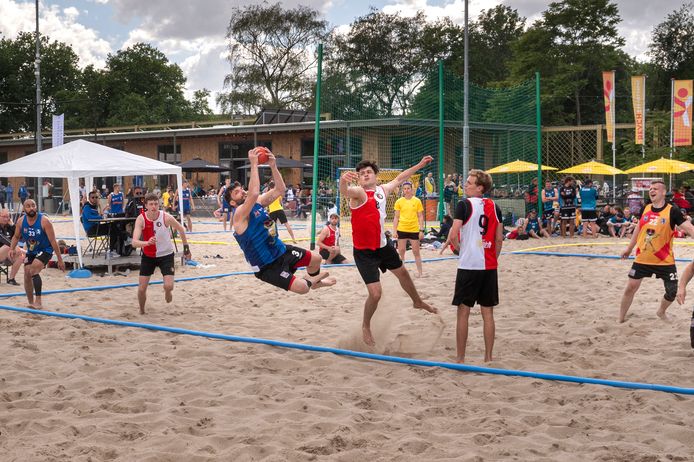 De afgelopen vier dagen werd in Tilburg volop beachhandbal gespeeld.