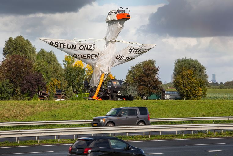 Een steunbetuiging aan de boeren in de vorm van een reusachtige eend langs de snelweg. Beeld Arie Kievit