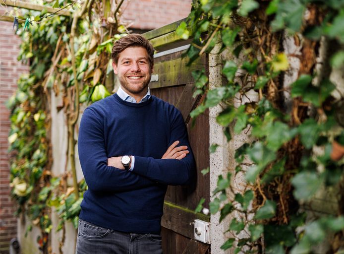 VVD-lijsttrekker Niels van Stappershoef in zijn achtertuin.