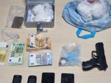 Politie kijkt mee met drugsdeal in Vathorst: dealer aangehouden, geld en wapen in woning gevonden