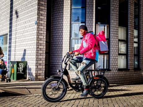 Dordrecht wil flitsbezorgdiensten snel aan banden leggen: ‘Dark stores bedreigen gezelligheid’