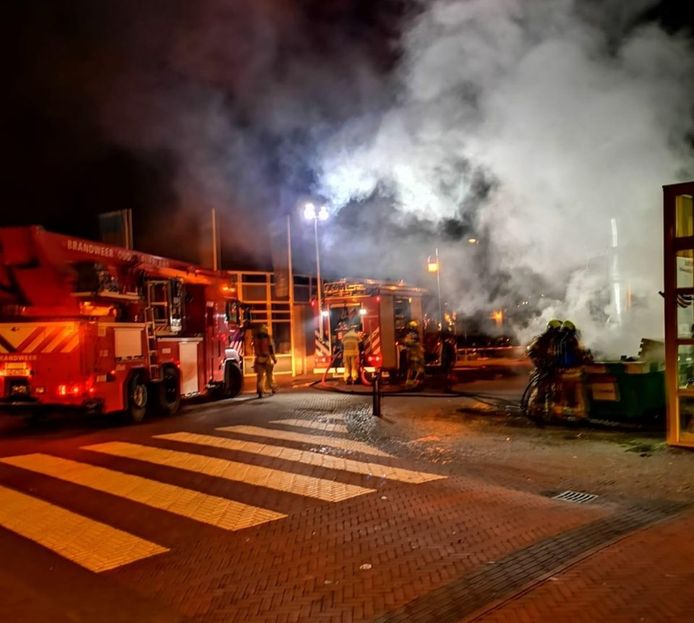 Beelden van de brand op het Vierwiekenplein.