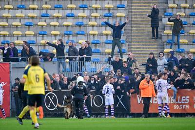 Les supporters anversois mettent le chaos au Parc Duden, le match Union-Beerschot arrêté
