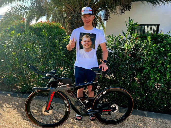 Triatleet Mitch Wismans toont op Lanzarote trots het shirt met de beeltenis van zijn vriend Jesper uit Elst.