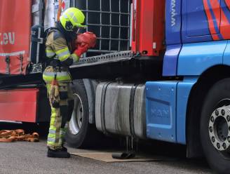 Vrachtwagen wil wegrijden, maar dan blijkt een gevaarlijke stof op de brandstoftank te lekken