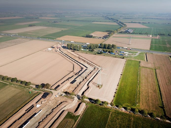 Luchtbeelden van de voorbereidende werkzaamheden voor de doortrekking van de A15 tussen Ressen en Zevenaar (archieffoto).