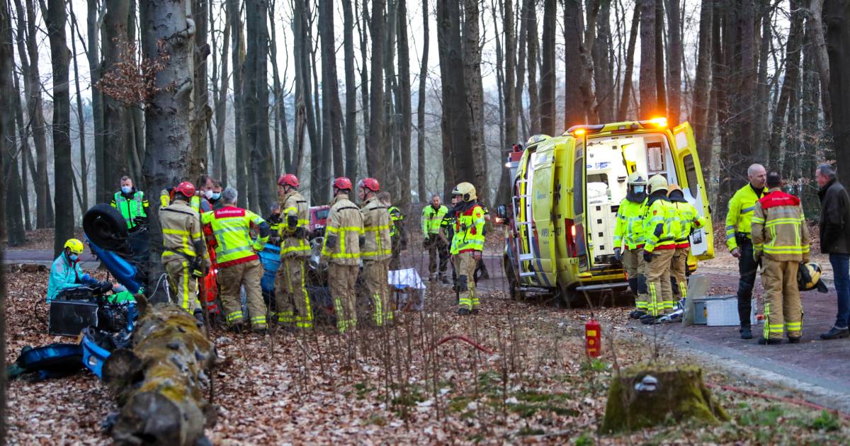 Dramatisch Ongeluk Op De Veluwe Beknelde 21 Jarige Kon Vermoedelijk Pas Na 1 5 Uur Zijn Vader Bellen Binnenland Gelderlander Nl