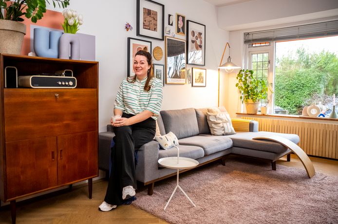 Melissa in haar droomhuis. Op de achtergrond haar zelfgemaakte lamp.