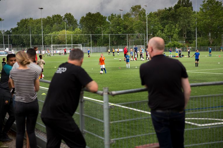 Sportpark De Bongerd in Barendrecht . Ouders kijken naar de training van hun kinderen. Beeld Arie Kievit