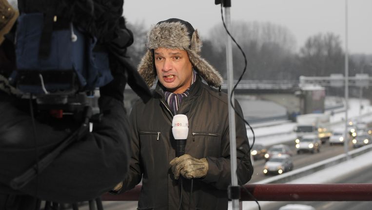 Verslaggever Gerri Eickhof van het NOS jounaal doet live verslag van het verkeer en het winterweer. Beeld Peter Hilz/Hollandse Hoogte   