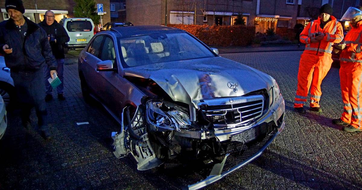 Vijf autos zwaar beschadigd na botsing in Sprang-Capelle, geen gewonden.