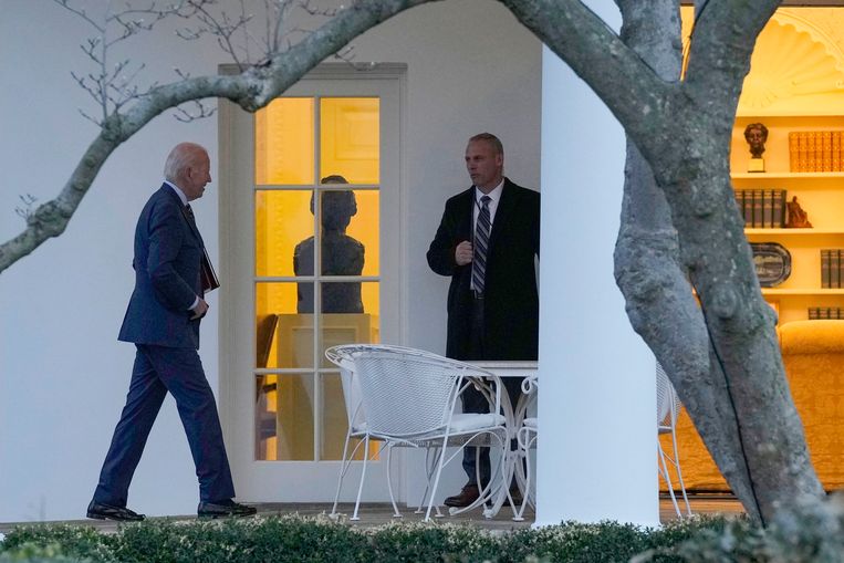 President Joe Biden komt aan bij het Witte Huis. Beeld AP