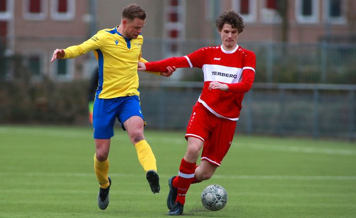 Roy Kelder (links) van Delta Sports’95 in duel met Stan Griffioen van Benschop.