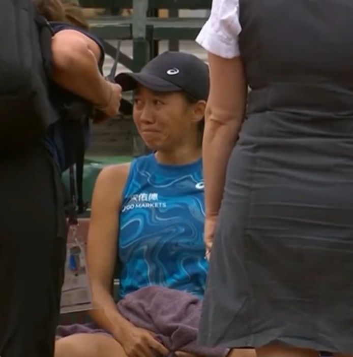 Shuai non riusciva a tenerlo asciutto e si arrese.