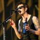 Rauwe biefstuk, zoenen met fans en een Hitlergroet: wie is Matty Healy, de controversiële frontman van The 1975 en ex(?)-lief van Taylor Swift?