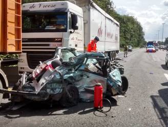 Vrouw (24) in levensgevaar na ongeval E40 Aalter