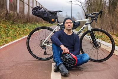Mohamed fietst Vlaanderen rond op zoek naar een slaapplek: “Dit is geen kruistocht tegen racisme, maar een speurtocht naar het goede in de mensen”