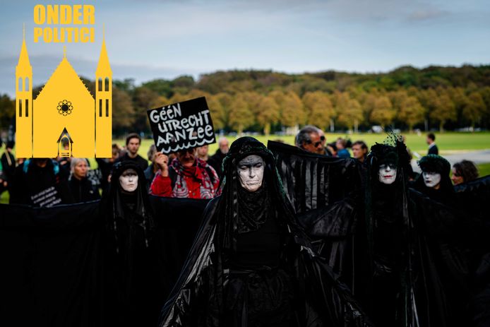 Klimaatactivisten van Extinction Rebellion protesteren met een stille tocht langs de Hofvijver.