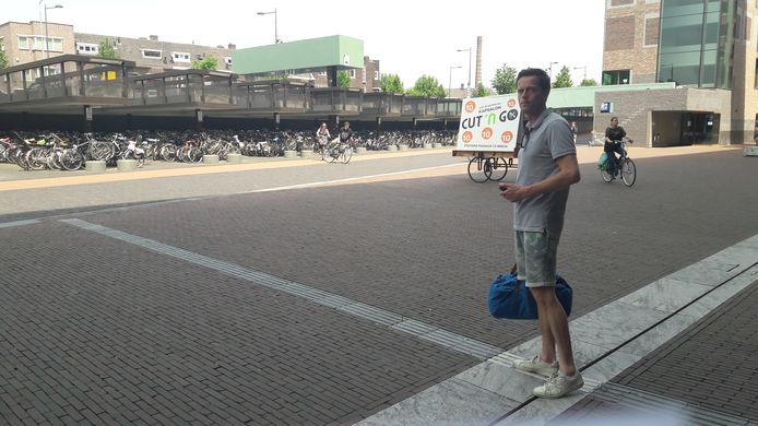 Koen Ferket op zoek naar een taxi op Station Breda.
