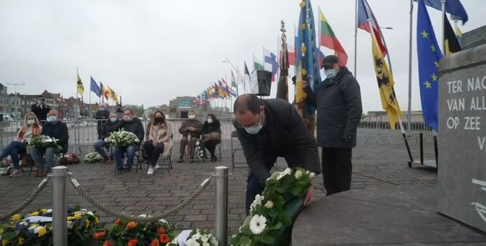Minister Van Quickenborne legt in Nieuwpoort bloemen neer